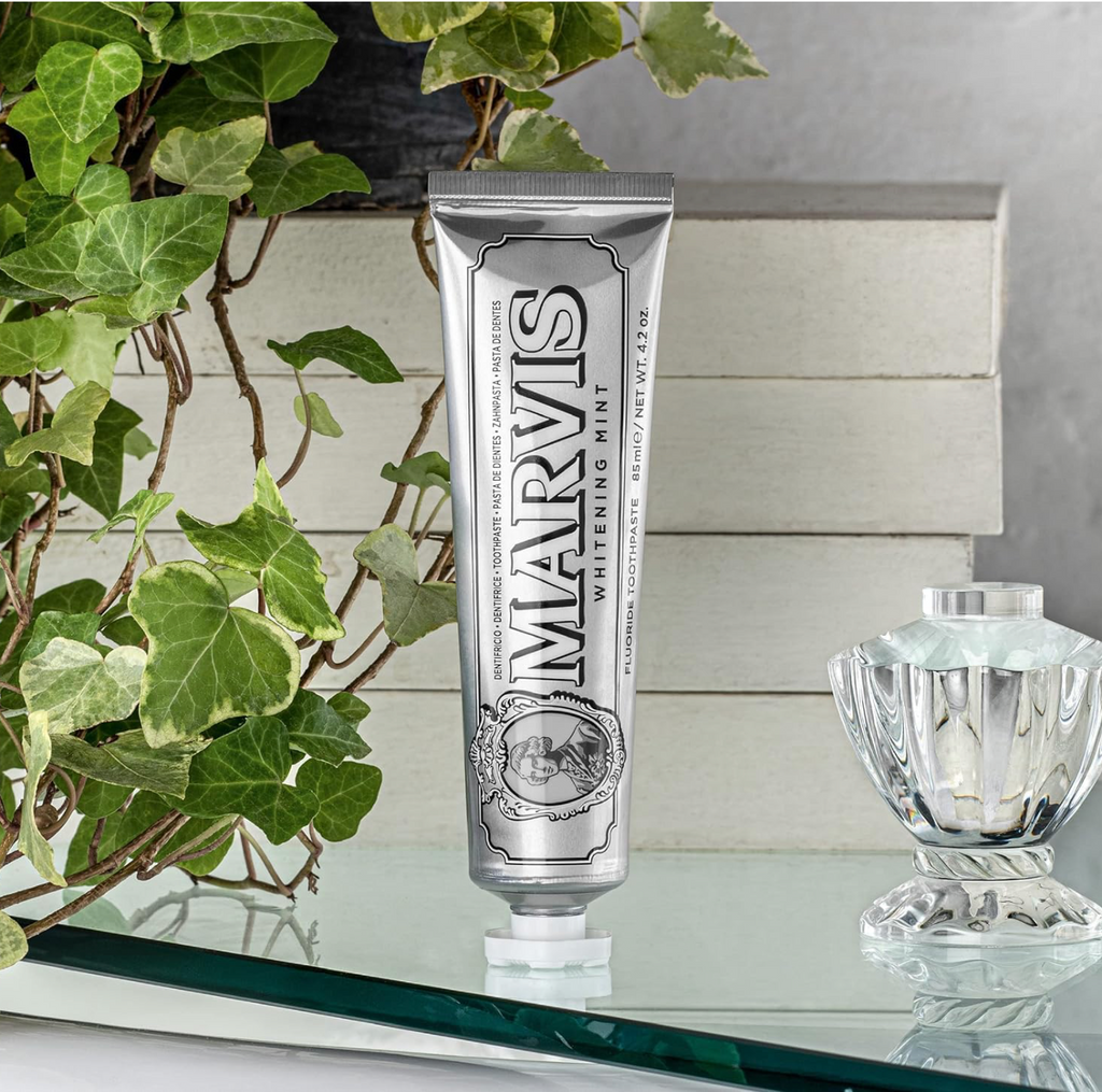 Marvis - Pasta de dientes Whitening Mint 85 ml para blanqueamiento dental profesional, con sílice equilibrada y flúor, fórmula vegana sin conservantes, sabor a menta fresca duradera