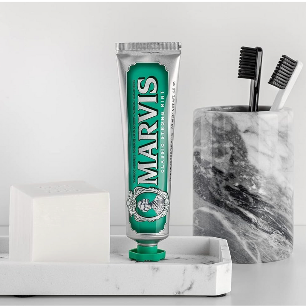 Marvis (3 UNIDADES) Pasta de dientes Classic Strong Mint 85 ml para cuidado bucal intensivo con menta piperita pura, frescor ártico duradero y protección contra caries con flúor + xilitol