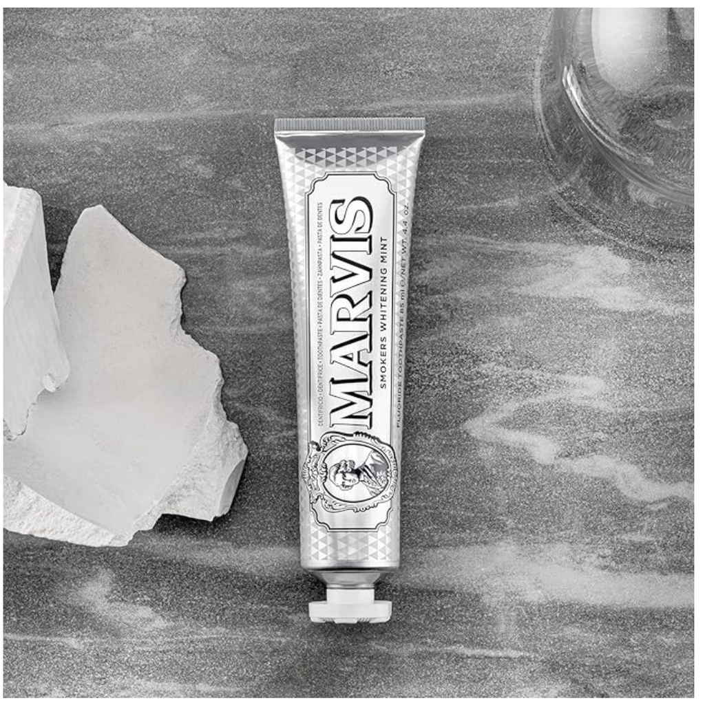 Marvis - Pasta de dientes Smokers Whitening Mint 85 ml para blanqueamiento dental efectivo contra manchas de tabaco y café, con flúor y xilitol para protección anticaries y fórmula vegana sin conservantes
