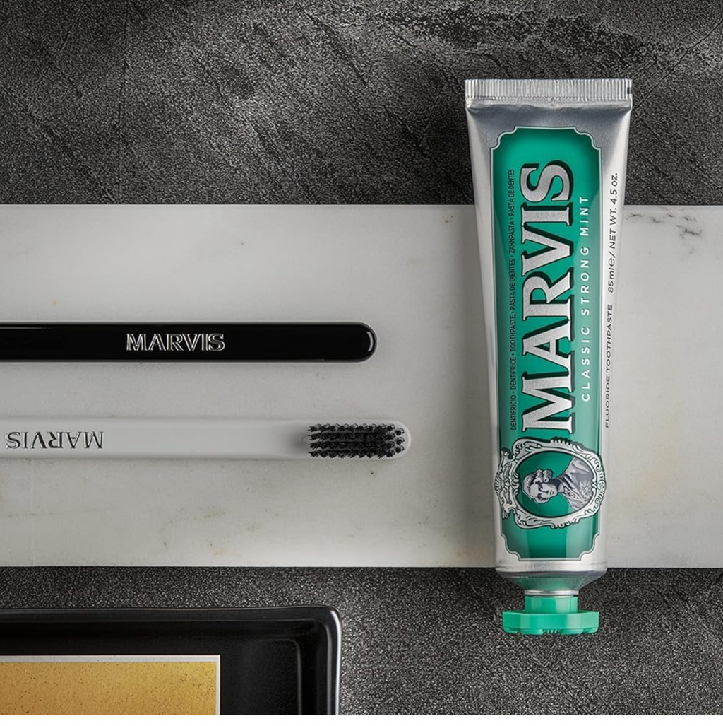 Marvis (3 UNIDADES) Pasta de dientes Classic Strong Mint 85 ml para cuidado bucal intensivo con menta piperita pura, frescor ártico duradero y protección contra caries con flúor + xilitol